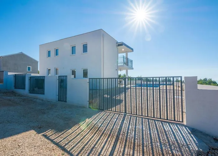 Дом отдыха Family Friendly House With A Swimming Pool - Torovi - - Pedinka, - 18732 Вир